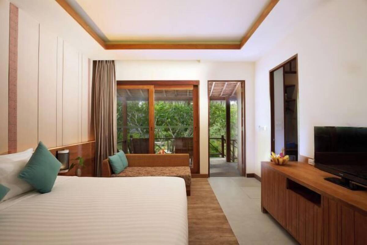 Bar mini, peti besi dalam bilik, meja, ruang kerja komputer riba