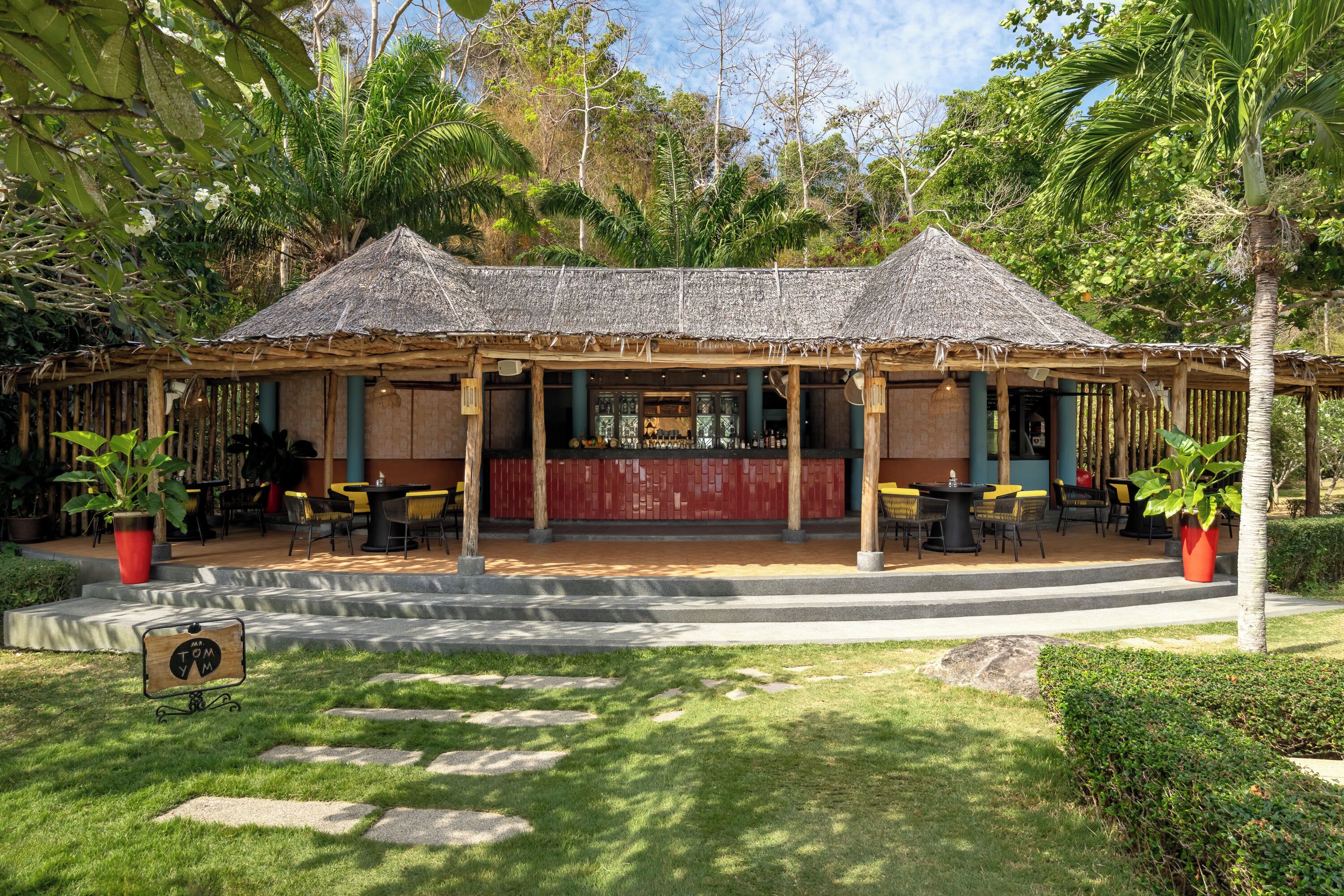 5 restaurants, breakfast, lunch, dinner served; international cuisine