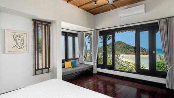 Oceanview Hillside Pool Villa | Minibar, Zimmersafe, Schreibtisch, laptopgeeigneter Arbeitsplatz