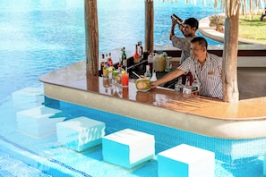 4 bares, bar en la piscina, bar junto a la piscina
