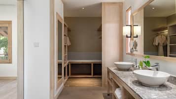 Une salle de bain moderne avec deux grands lavabos, un miroir et des meubles en bois.