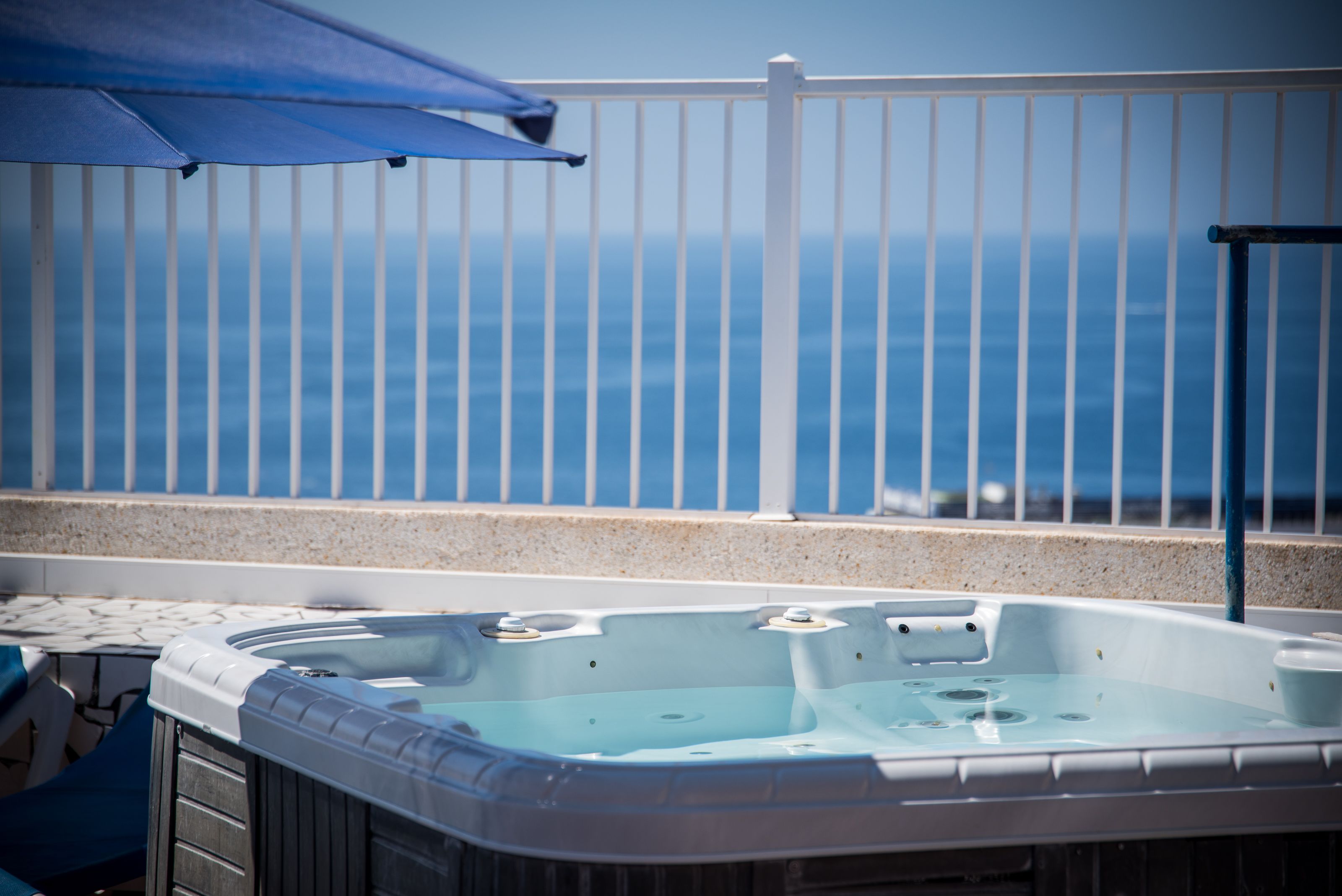 Un bain à remous avec vue sur l’océan.