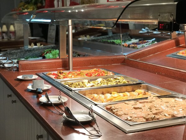 A buffet with various food options, including salads, meats, and desserts. - Apartamentos Vigilia Park (Santiago del Teide)
