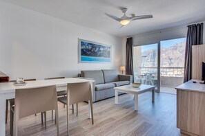 Safe på rommet, blendingsgardiner og strykejern/-brett