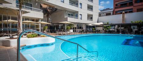 3 outdoor pools, pool loungers