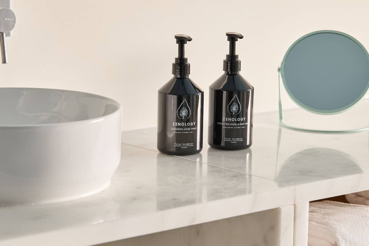 Amenidades de baño de diseñador, secadora de cabello, batas, toallas