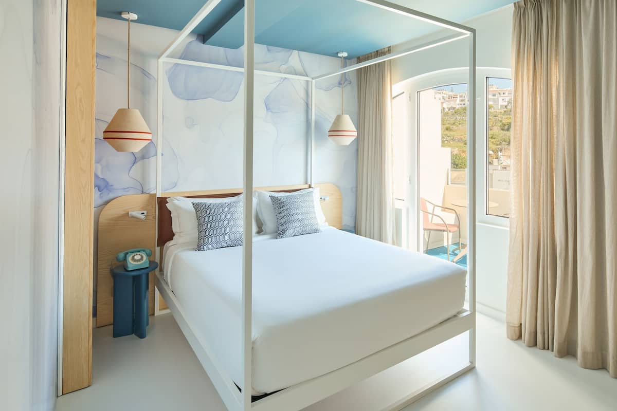 Habitación estándar, 1 cama matrimonial, balcón | 1 habitación y caja de seguridad en la habitación