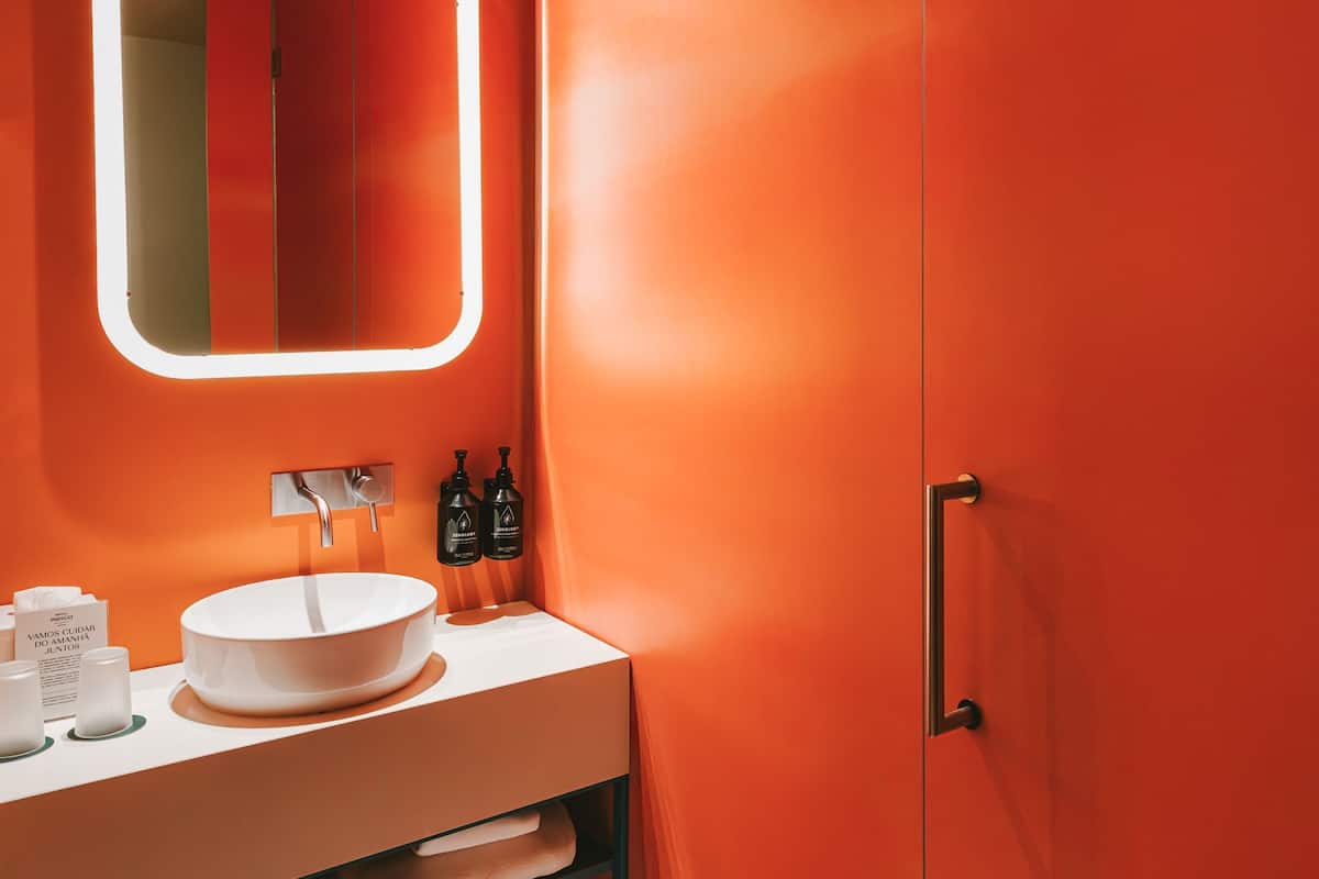 Amenidades de baño de diseñador, secadora de cabello, batas, toallas