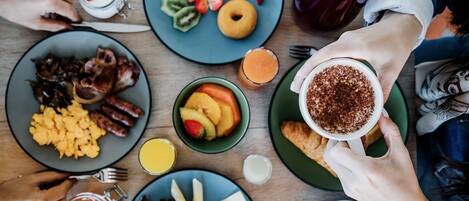 Un desayuno con platos de comida, una taza y un vaso de jugo.