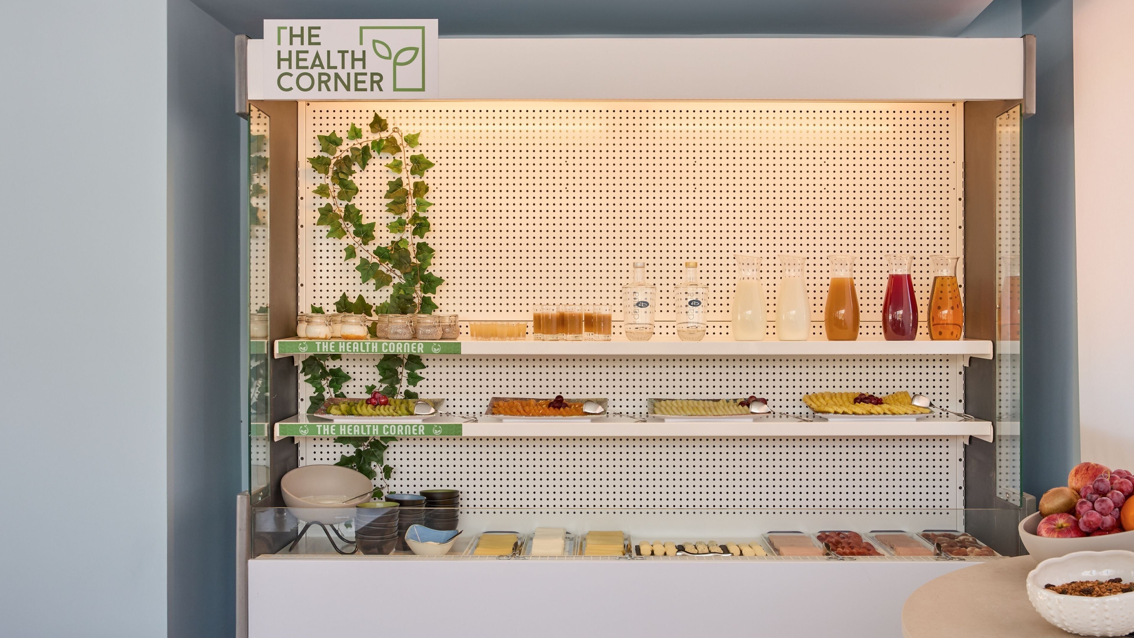 Una exhibición con temática de salud que muestra diversos alimentos y bebidas.