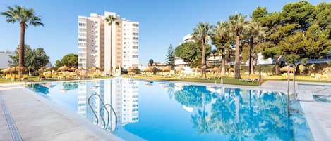 Piscina externa, guarda-sóis, espreguiçadeiras