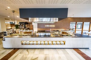 供应早餐、午餐和晚餐，国际美食