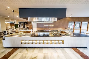 Déjeuner, dßner et souper servis sur place; cuisine internationale