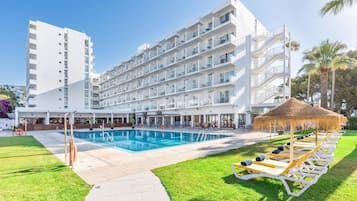 Piscina externa, guarda-sóis, espreguiçadeiras