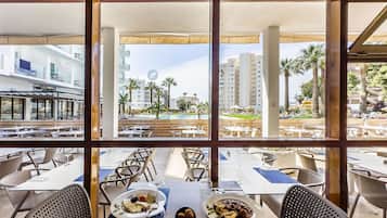 Serveert ontbijt, lunch, diner, internationale gerechten