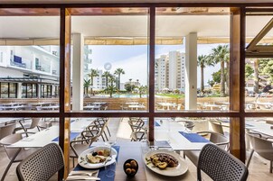 供应早餐、午餐和晚餐，国际美食