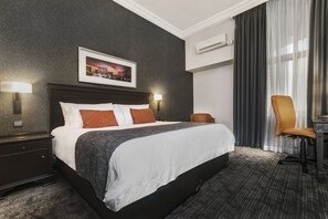 Classic-Zimmer | Zimmersafe, Schreibtisch, laptopgeeigneter Arbeitsplatz