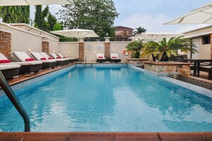 Una piscina al aire libre