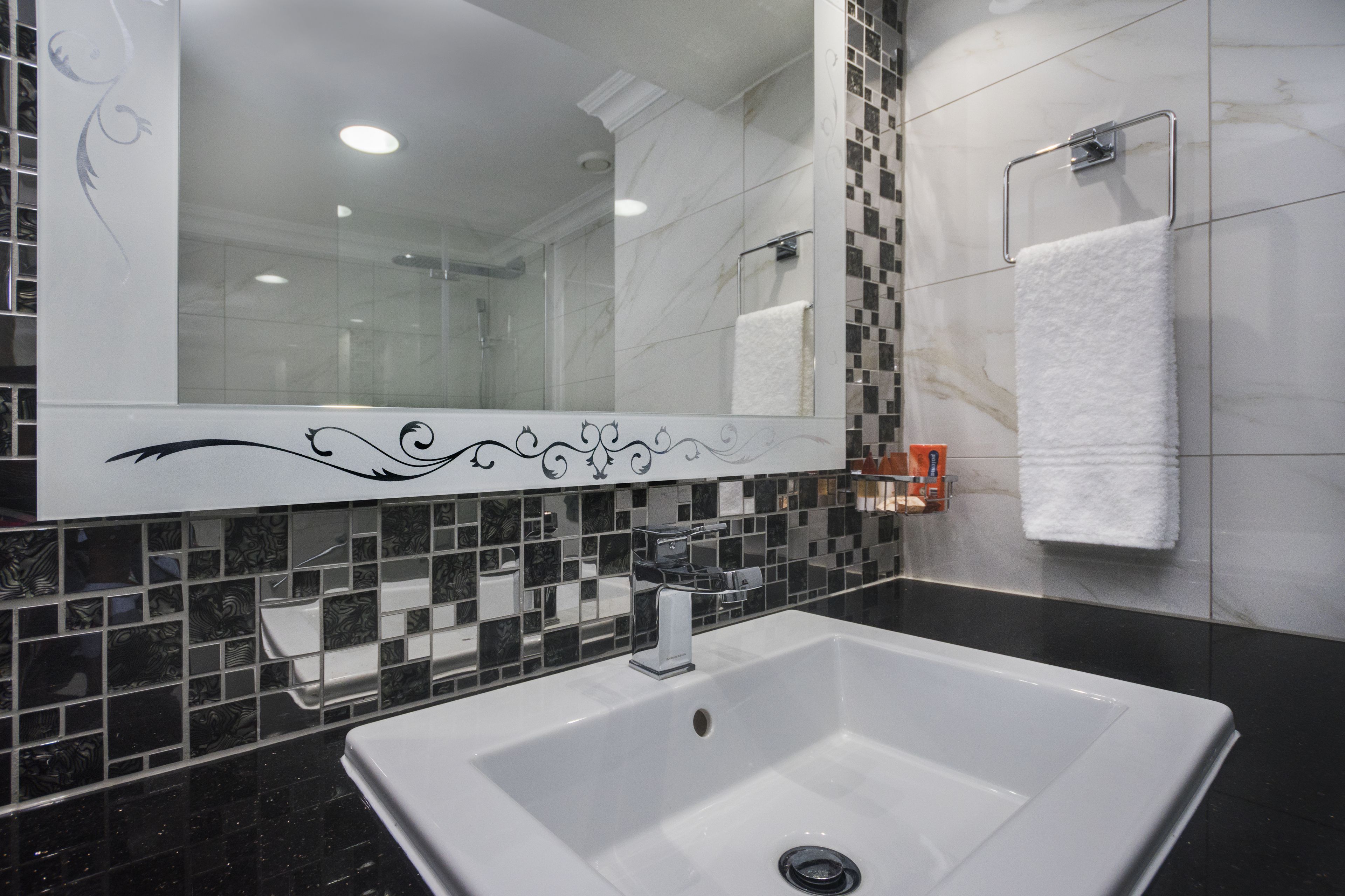classic room | bathroom | combined shower/bathtub, designer toiletries, hair dryer, bidet