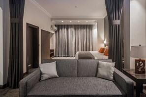Suite – executive | Oppholdsområde | En 43-tommers TV med Parabol-TV