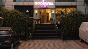 Ein modernes Hotelgebäude mit einer auffälligen Neonreklame für das Goodwill Hotel.