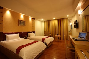 Kaliteli yatak takımı, minibar, odada kasa, güneşlik/perde