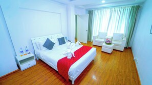 Premium bedding, minibar, in-room safe, blackout drapes - The Plaza (Hyderabad)