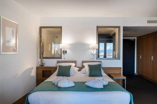 Junior-Suite, 1 Queen-Bett, Nichtraucher, Meerblick | Hochwertige Bettwaren, Minibar, Zimmersafe, Schreibtisch