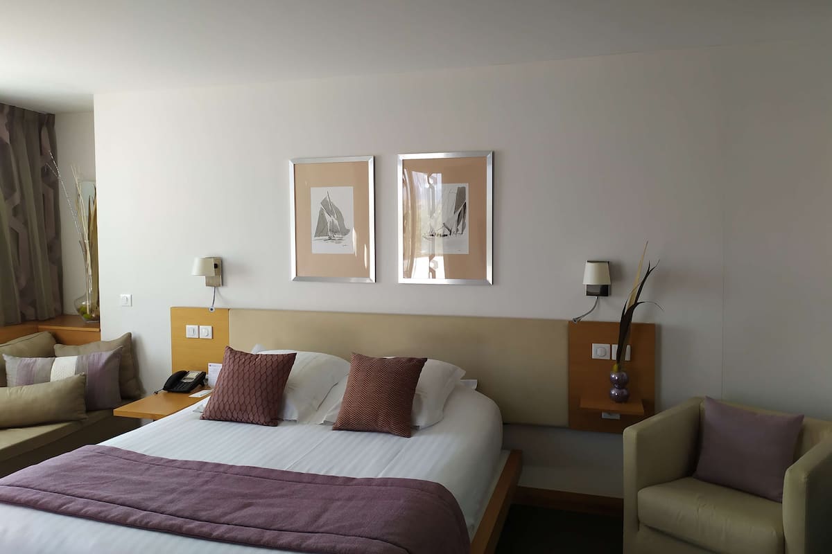 Superior Room, 1 Queen Bed, Non Smoking | Premium bedding, minibar, in-room safe, desk