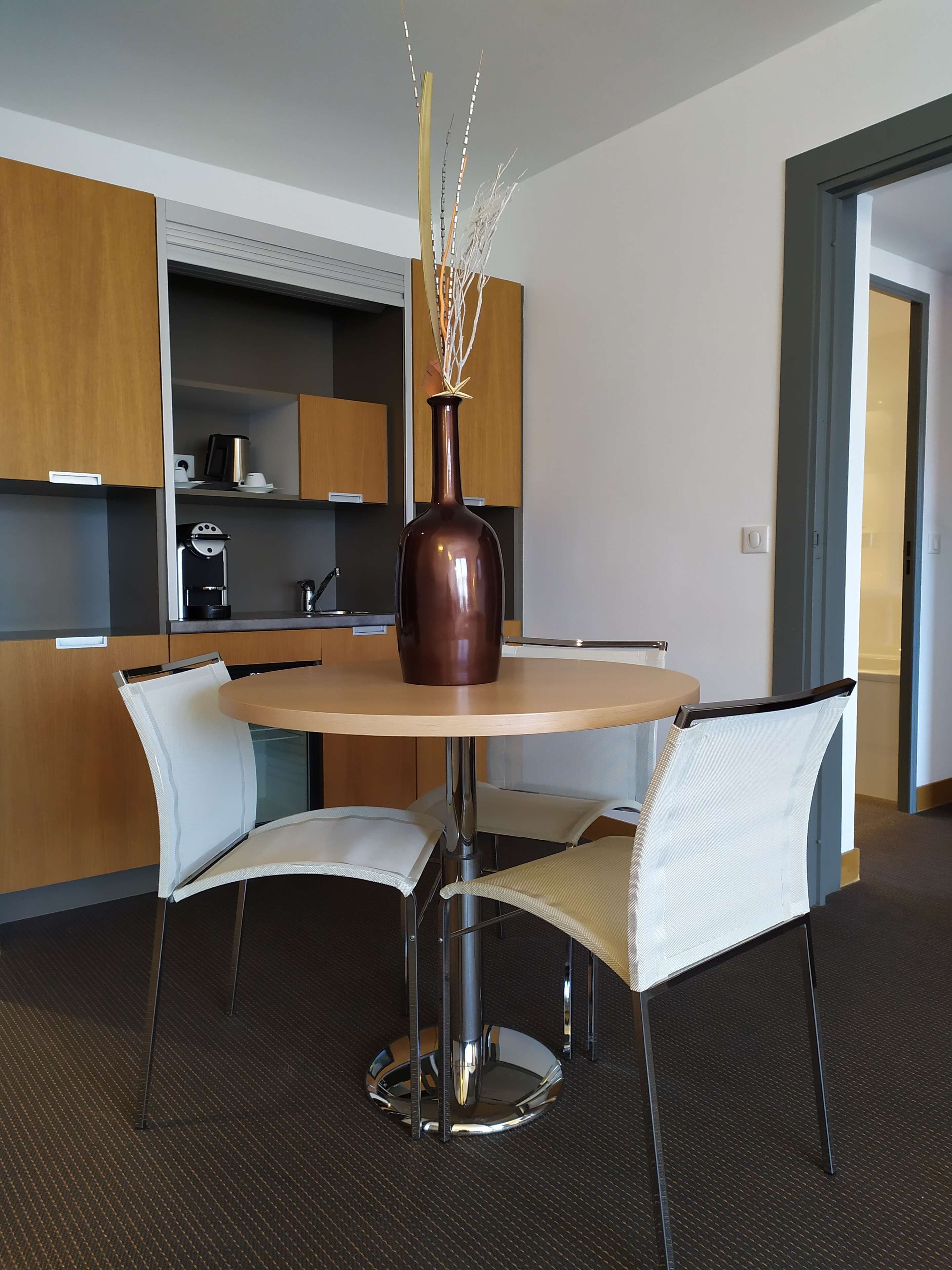 suite, 1 queen bed with sofa bed | premium bedding, minibar, in-room safe, desk