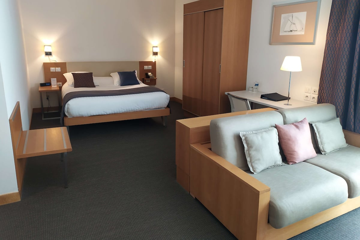 Junior Suite, 1 Queen Bed with Sofa bed, Non Smoking | Premium bedding, minibar, in-room safe, desk