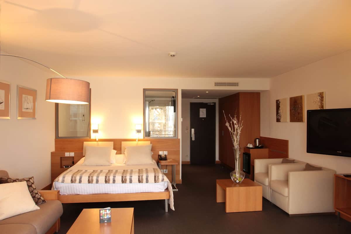 Junior Suite, 1 Queen Bed, Non Smoking, Sea View | Premium bedding, minibar, in-room safe, desk