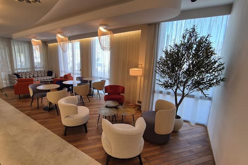 Uitzicht op de zee, serveert lunch en diner