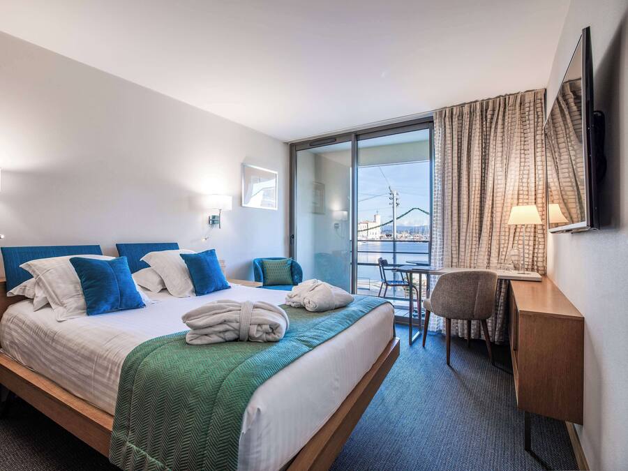 Deluxe Room, 1 Queen Bed, Non Smoking, Sea View | Premium bedding, minibar, in-room safe, desk