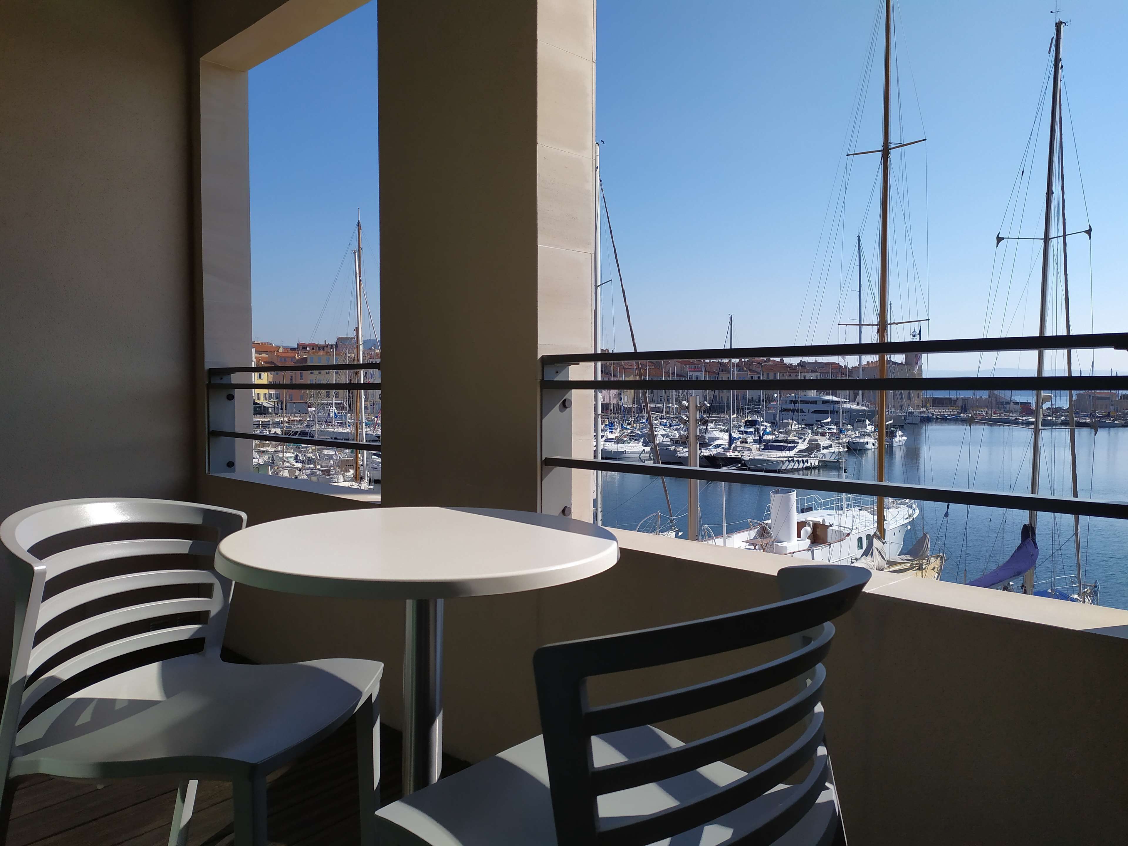 Suite Junior, 1 grand lit, non-fumeurs, vue mer | Literie de qualité supérieure, minibar, coffres-forts dans les chambres