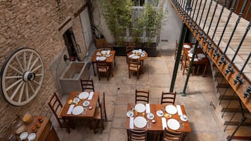 Kontinental morgenmad hver dag (15 EUR pr. person)