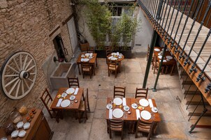 Daily continental breakfast (EUR 15 per person)