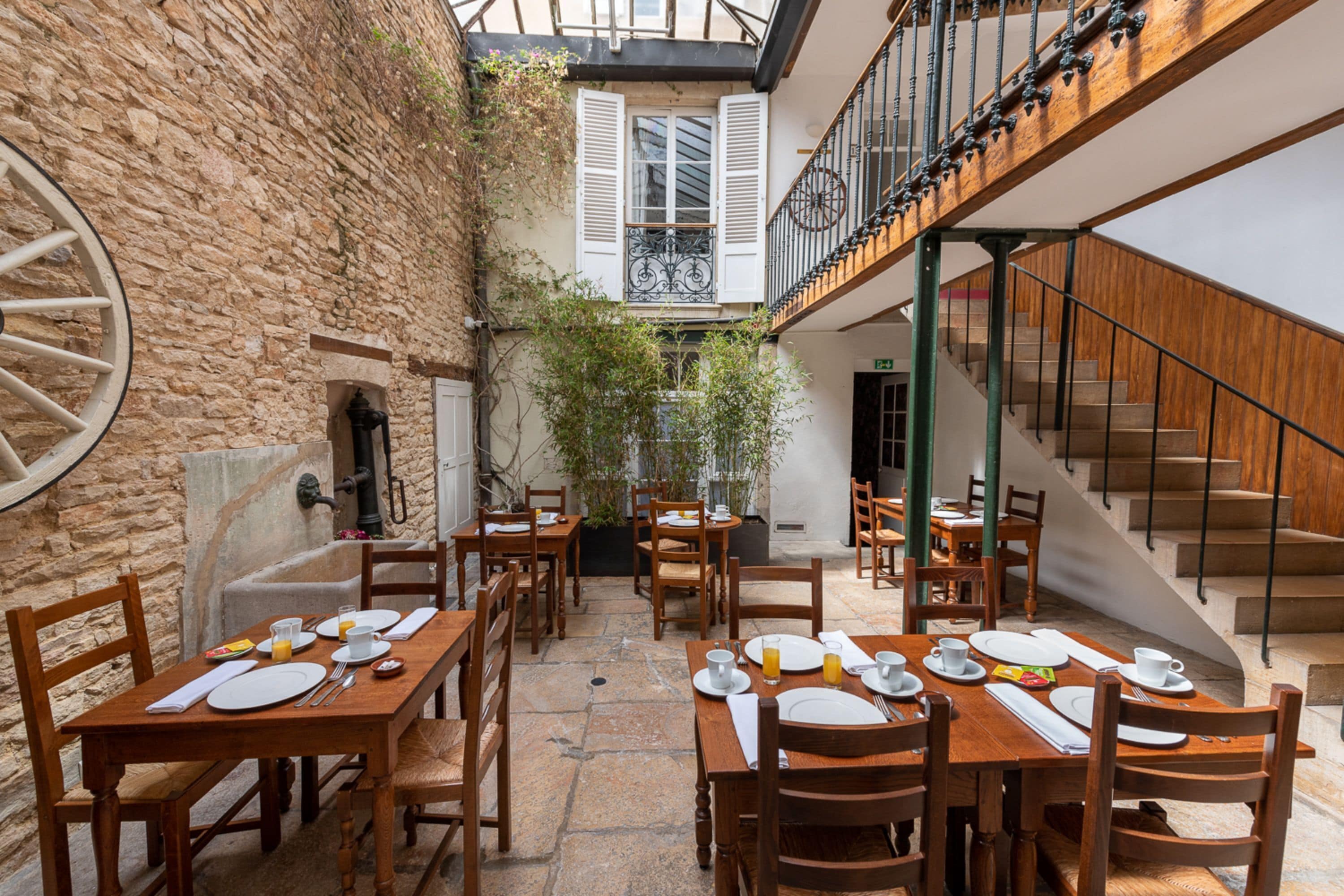 Daily continental breakfast (EUR 15 per person)