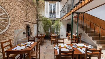 Daily continental breakfast (EUR 15 per person)