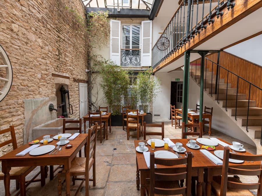 Tägliches kontinentales Frühstück (15 EUR pro Person)