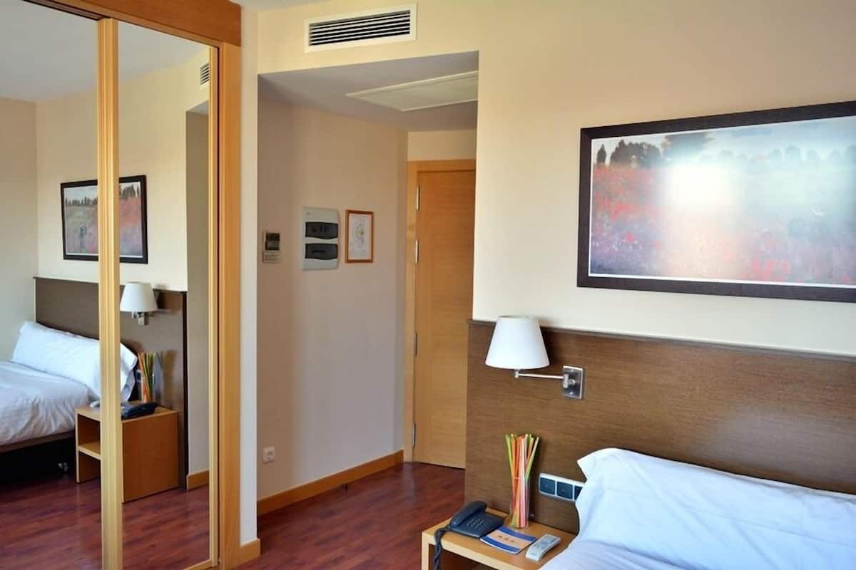In-room safe, desk, soundproofing, WiFi (free)