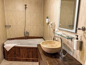Luksus-dobbeltværelse | Badeværelse | Bruser, gratis toiletartikler, hårtørrer, håndklæder