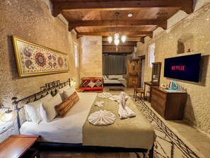 Deluxe Double Room | Premium bedding, soundproofing, iron/ironing board, free WiFi - Nomads Cave Hotel & Rooftop (Nevsehir)