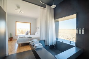 Suites con vistas | Minibar, in-room safe, desk, laptop workspace
