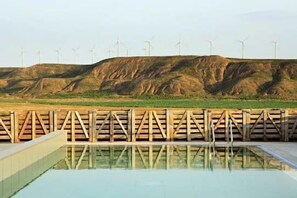 室外游泳池，池畔遮阳伞，日光浴躺椅