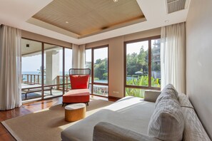 Luxury Suite, Balcony, Sea View | Living area