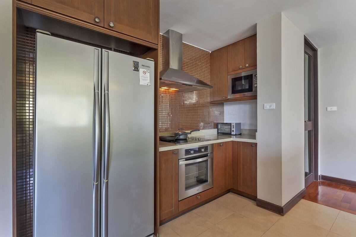 deluxe suite, 3 bedrooms | private kitchen | full-sized fridge, microwave, oven, stovetop
