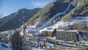 Un hotel de estilo arquitectónico tradicional, situado en una zona montañosa con paisajes nevados.