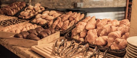 Petit déjeuner buffet (14 EUR par personne)