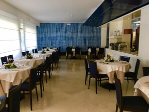 Serveert ontbijt en diner